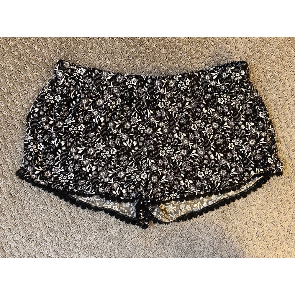 Tilly’s Full Tilt black & white soft fabric shorts